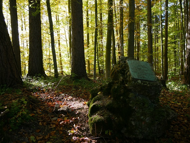 Nagelfluhfels mit Gedenkstein für Burg Liebenthann