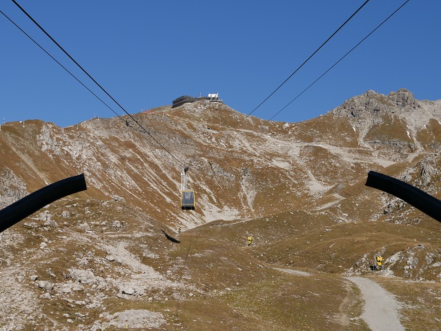 Auftakt einer Nebelhorn-Wanderung - mit der Gondel der Nebelhornbahn zur Gipfelstation