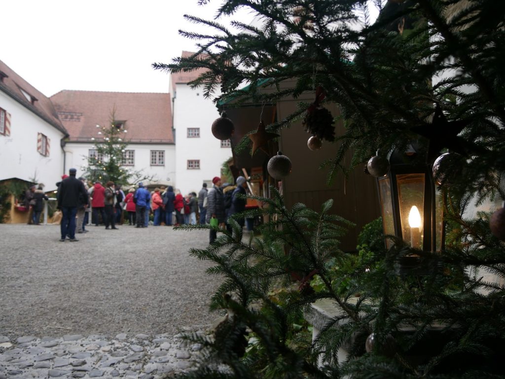 Romantischer Weihnachtsmarkt Schloss Kronburg 2017 - Blick in den weihnachtlich geschmückten Schlosshof
