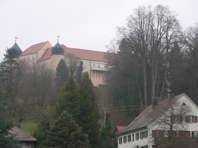 Schloss Kronburg vom Parkplatz aus gesehen
