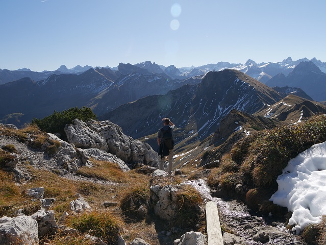 Wanderer am Nebelhorn mit Blick auf die Gipfel der Allgäuer Hochalpen