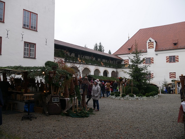 Weihnachtsmarkt Schloss Kronburg - Blick über den Schlosshof Richtung Eingang