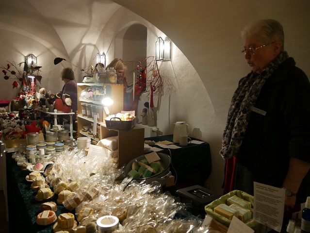 Weihnachtsmarkt Schloss Kronburg - Stand mit handgemachten Seifen