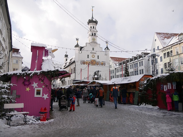 Weihnachtsmarkt Kempten - Blick über die Buden aufs Rathaus