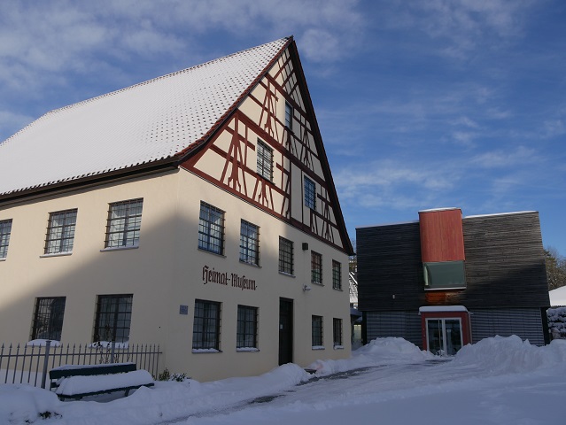 Außenansicht Heimatmuseum und Südseesammlung Obergünzburg im Winter