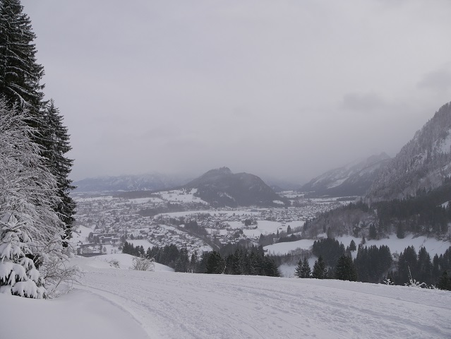 Blick auf den Falkenstein in Schnee und Wolken