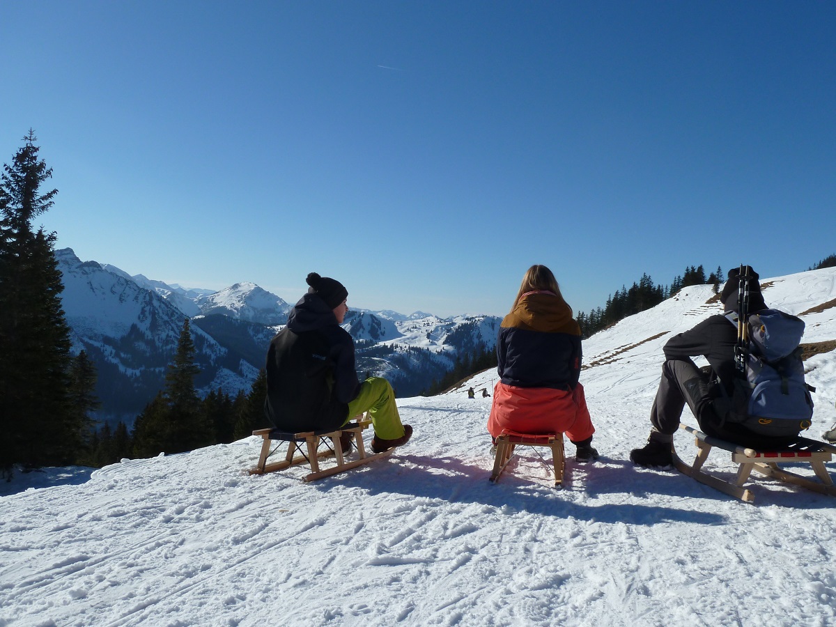 Drei Rodler auf dem Breitenberg bei Pfronten im Allgäu