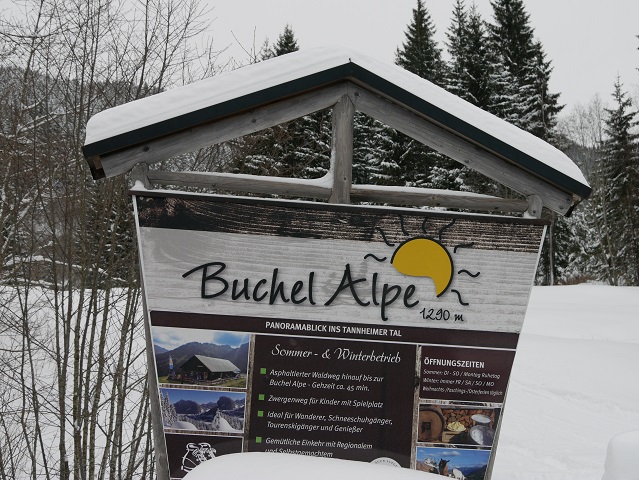 Hinweisschild zur Buchel Alpe im Winter