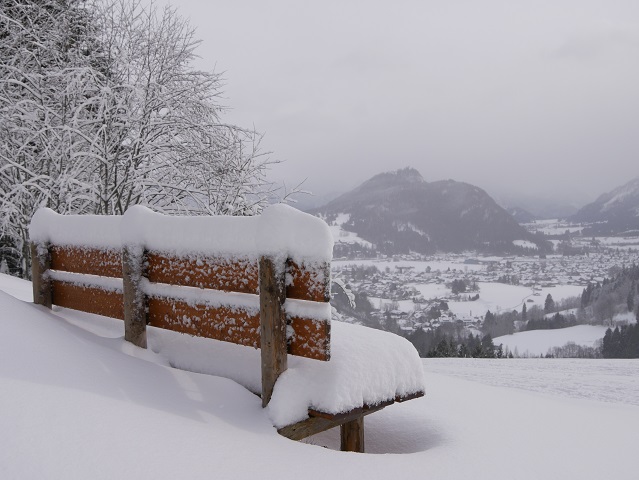 Schneebank mit Panoramablick