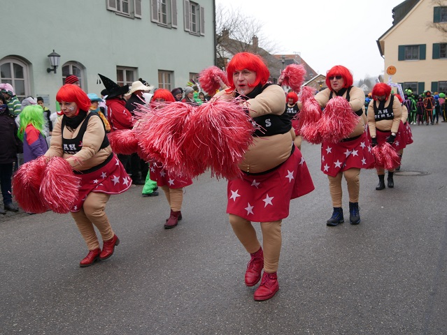 AH Untrasried - tanzende Cheerleader auf dem Faschingsumzug Obergünzburg 2018