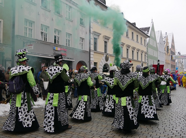 Faschingsumzug Mindelheim 2018 - Fanfarengruppe mit grünem Rauch