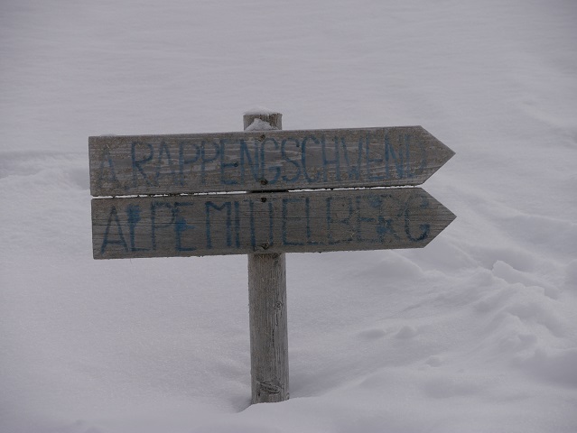 Wegweiser zu den Alpen Rappengschwend und Mittelberg im Schnee