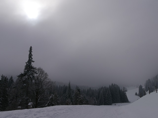 Wintersonne über Wolken und Schnee im Gunzesrieder Tal