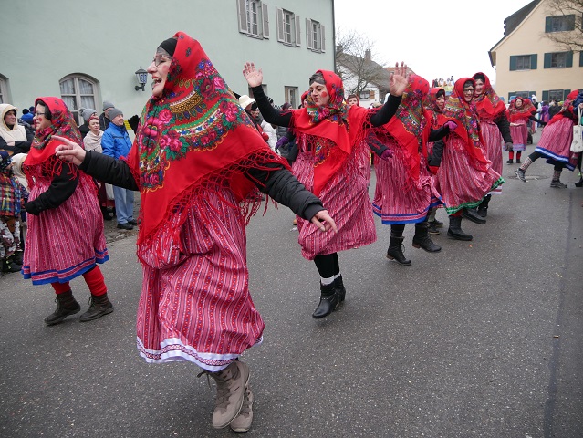 tanzende Babuschkas aus Untrasried auf dem Faschingsumzug Obergünzburg 2018