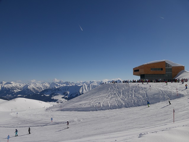 Blick vom Winterwanderweg am Hohen Ifen auf die Bergstation und die Skipiste