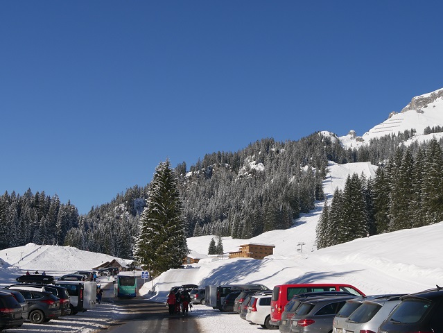 Parkplatz an der Ifenbahn im Kleinwalsertal im Winter