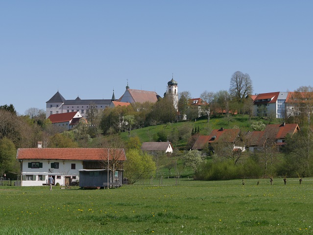 Blick auf Schloss Wolfegg vom Freigelände des Bauernhausmuseums aus