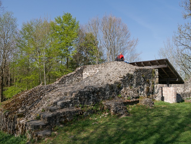 Überreste des Bergfrieds der Burgruine Wolkenberg