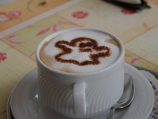 Cappuccino mit Kakao-Gespenst