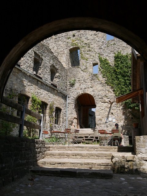 Blick in den Burghof der Ruine Sulzberg