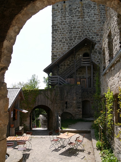 Eingang zum Bergfried in der Ruine Sulzberg