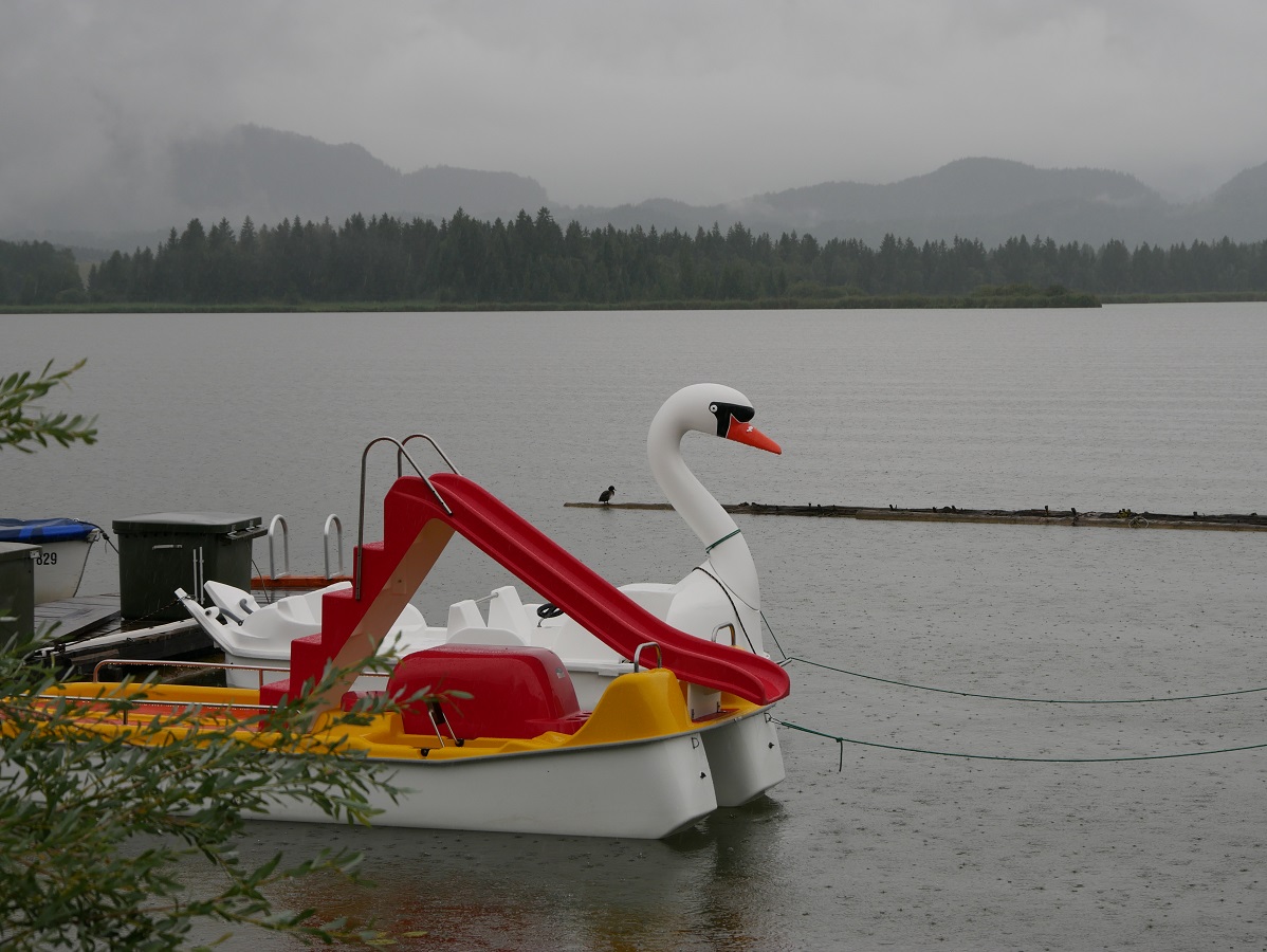 Allgäu bei Regen mit Kindern - Tretboote auf dem Hopfensee im Regen