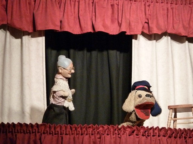 Oma und Wurschtl im Wangener Puppentheater
