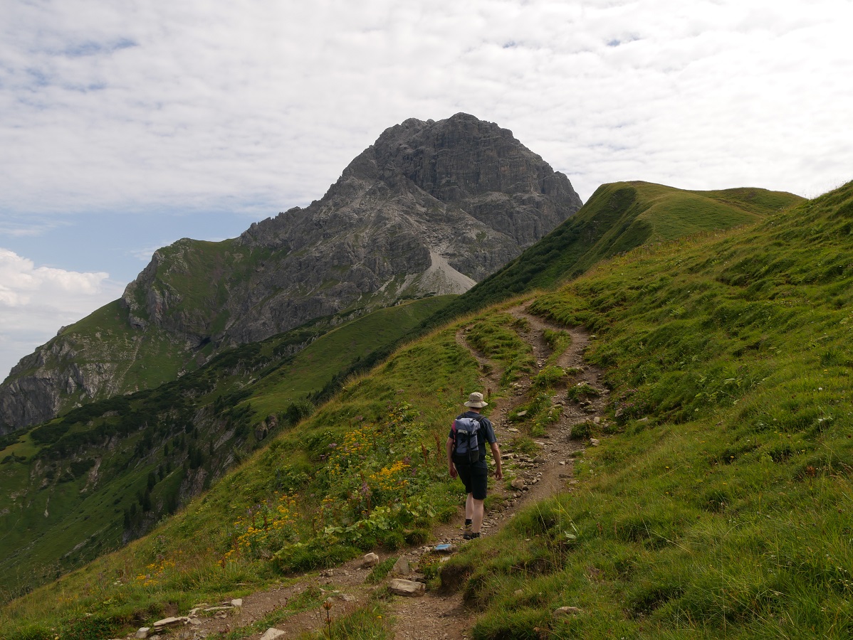 Wanderer auf dem Weg rund um den Großen Widderstein im Kleinwalsertal