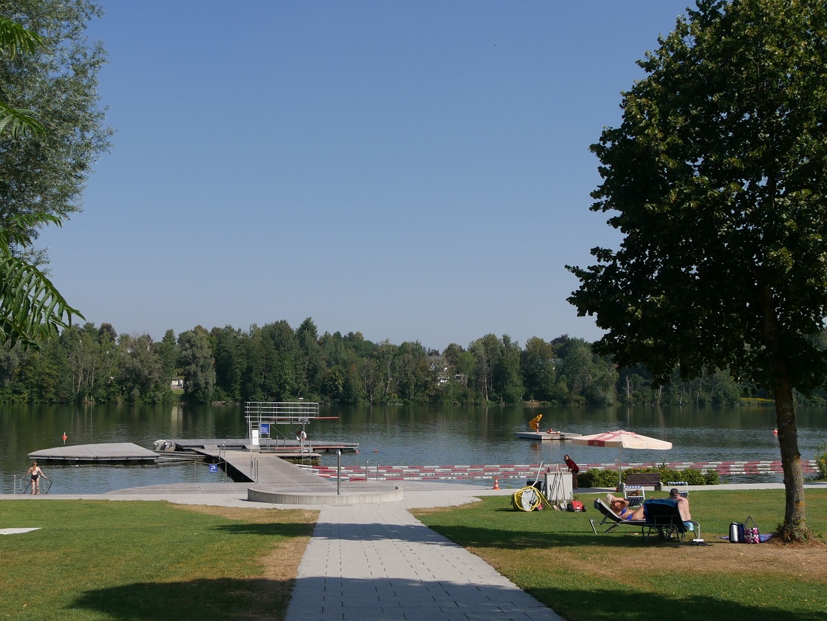 Badesteg mit Sprungturm im Freibad Stadtweiher in Leutkirch