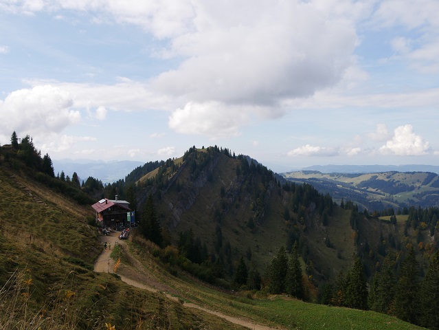 Blick von der Bergstation der Hochgratbahn aufs Staufner Haus