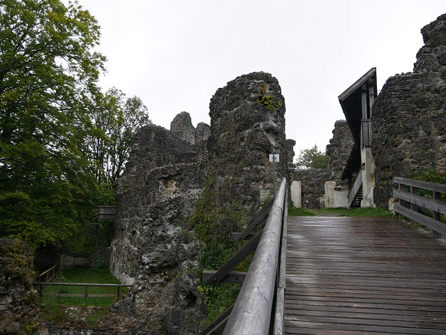 Holzbrücke zur Ruine Alttrauchburg