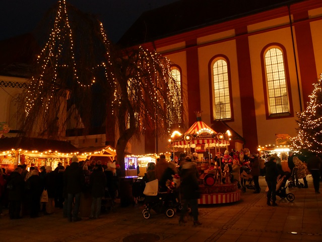 Blick auf den Weihnachtsmarkt Mindelheim