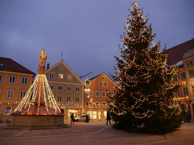 Der Mindelheimer Marienplatz zur Weihnachtszeit
