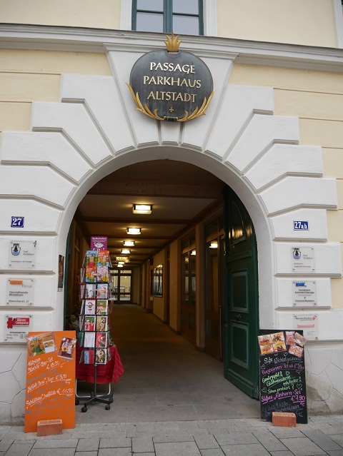 Eingang zur Parkhaus-Passage in Mindelheim