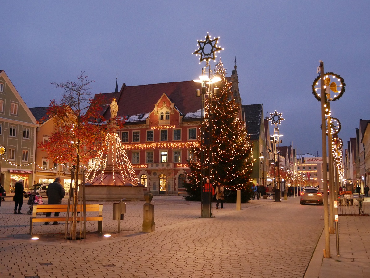 Festliche Weihnachtsdekoration in der Krippenstadt Mindelheim