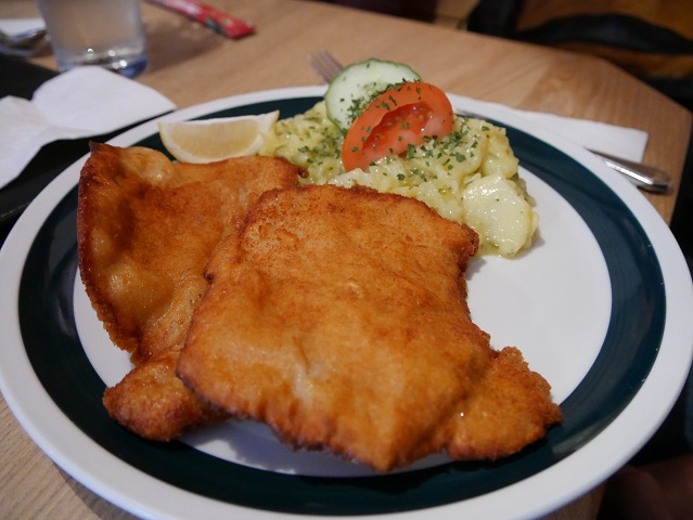 Schnitzel mit Kartoffelsalat in der Kappeler Alp