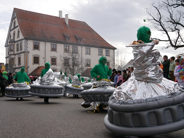 Faschingsumzug Obergünzburg 2019 - Außerirdische vor dem Rathaus