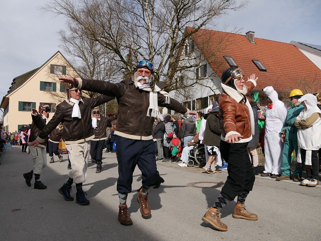 Faschingsumzug Obergünzburg 2019 - tollkühne Flieger beim Tanzen