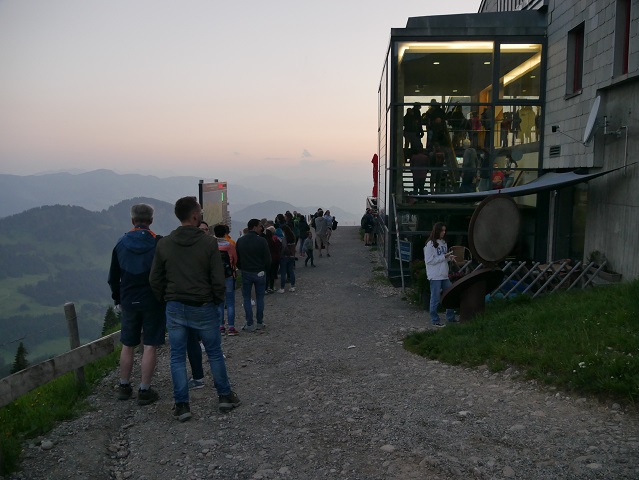 abendliche Warteschlange an der Hochgratbahn