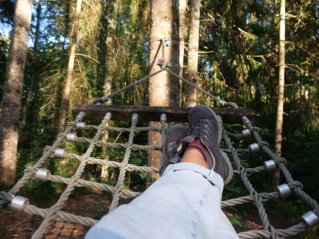 Abhängen im Wald