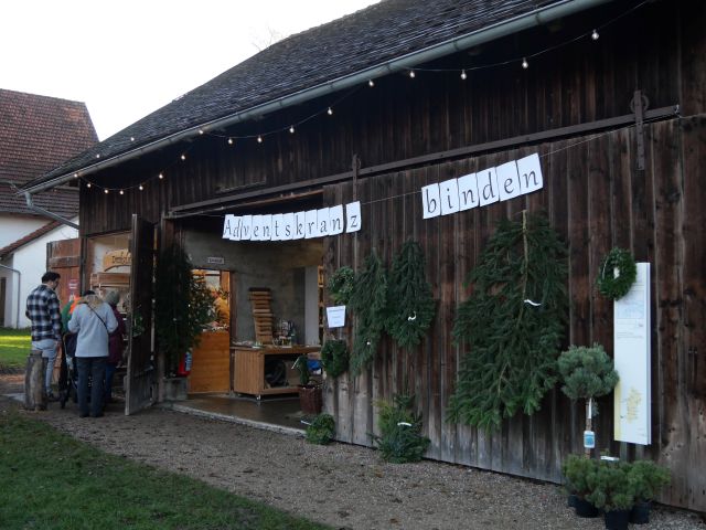 Adventskranz binden in der Weihnachtswerkstatt Illerbeuren