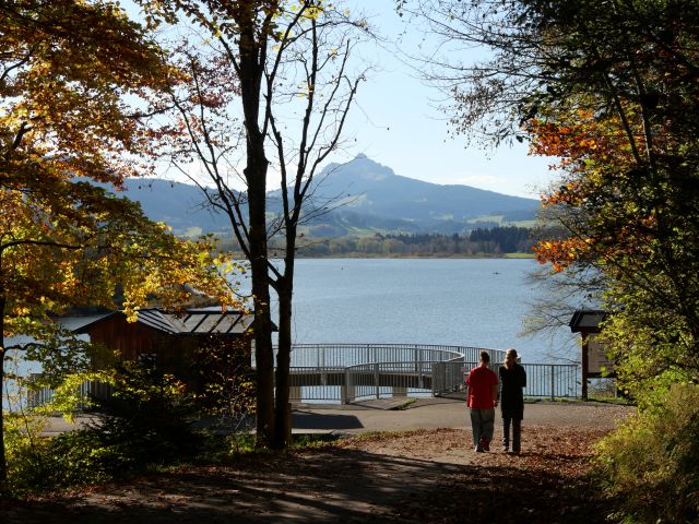 Auf dem Rundwanderweg um den Grüntensee - einer der schönsten Seen im Allgäu