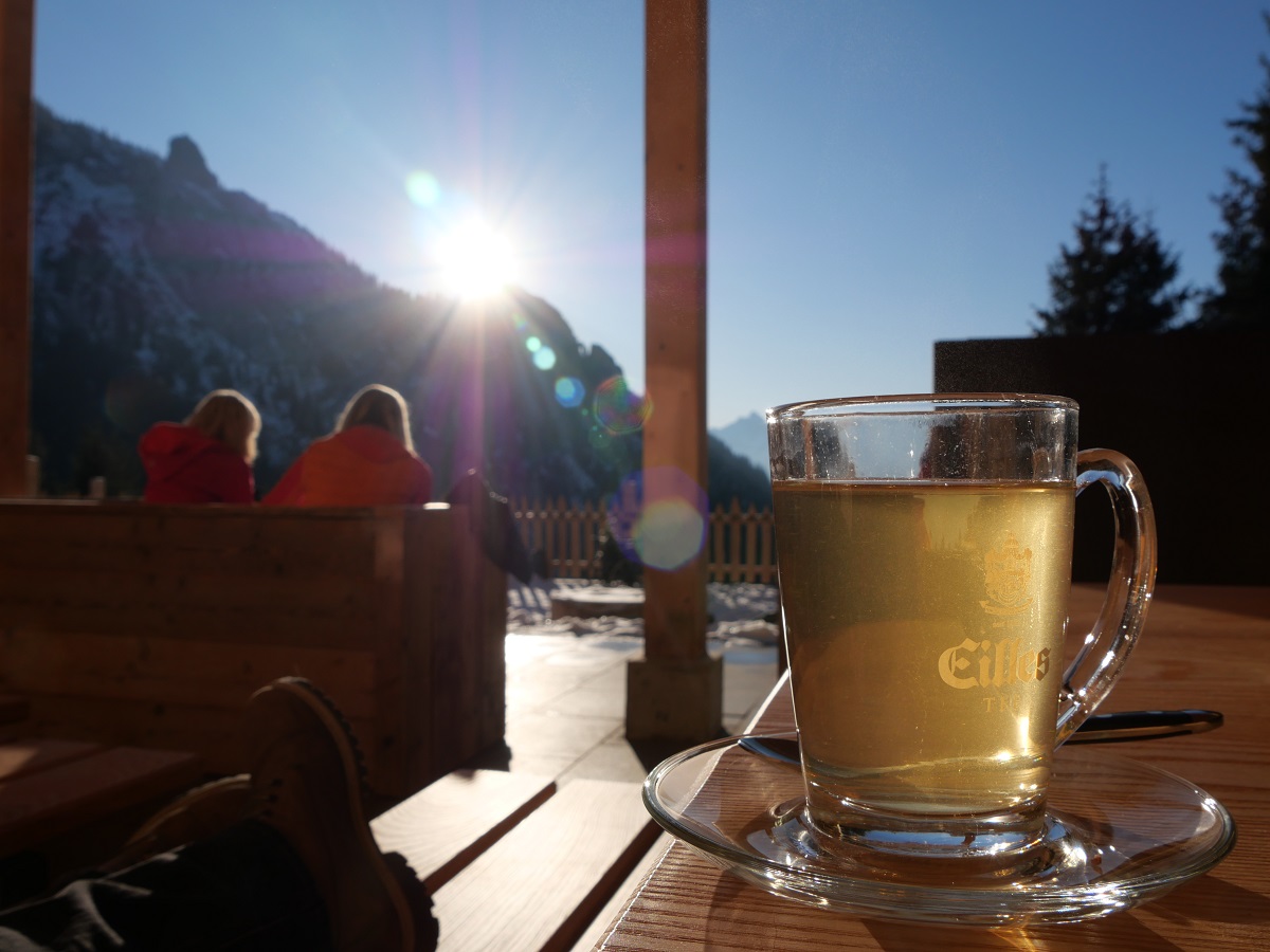 Auf der Terrasse der Rohrkopfhütte am Tegelberg