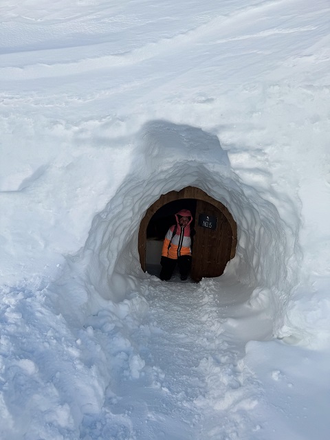 Iglu-Übernachtung: eine Tür im Schnee