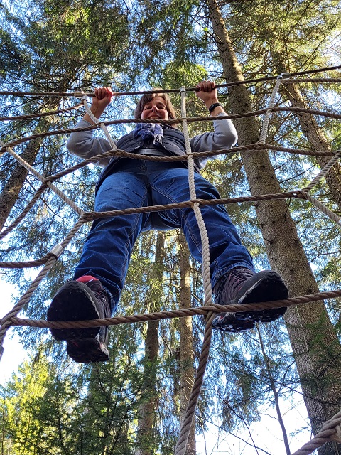 Barbara im Kletternetz