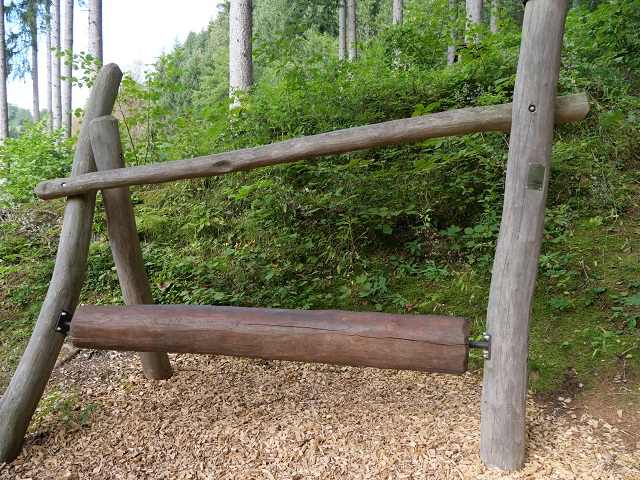 Baumstammdrehen am Holzer-Pfad in Burgberg