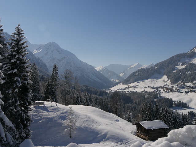 Blick über Mittelberg ins winterliche Kleinwalsertal