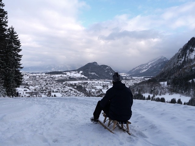 Rückkehr von der Gundhütte mit dem Schlitten - Blick auf Pfronten