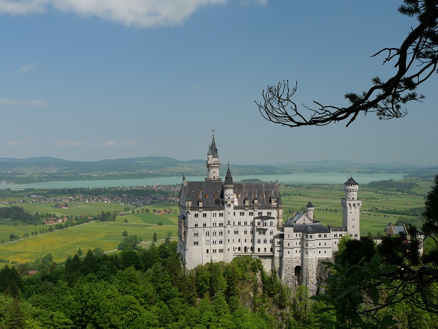 Blick auf Schloss Neuschwanstein von der Aussichtsplattform am Tegelberg