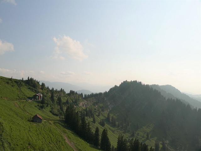 Blick aus einer Gondel der Hochgratbahn aufs Staufner Haus und den Seelekopf